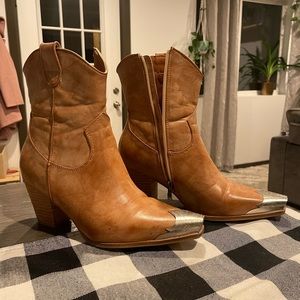 Size 10 Dakota western ankle boots